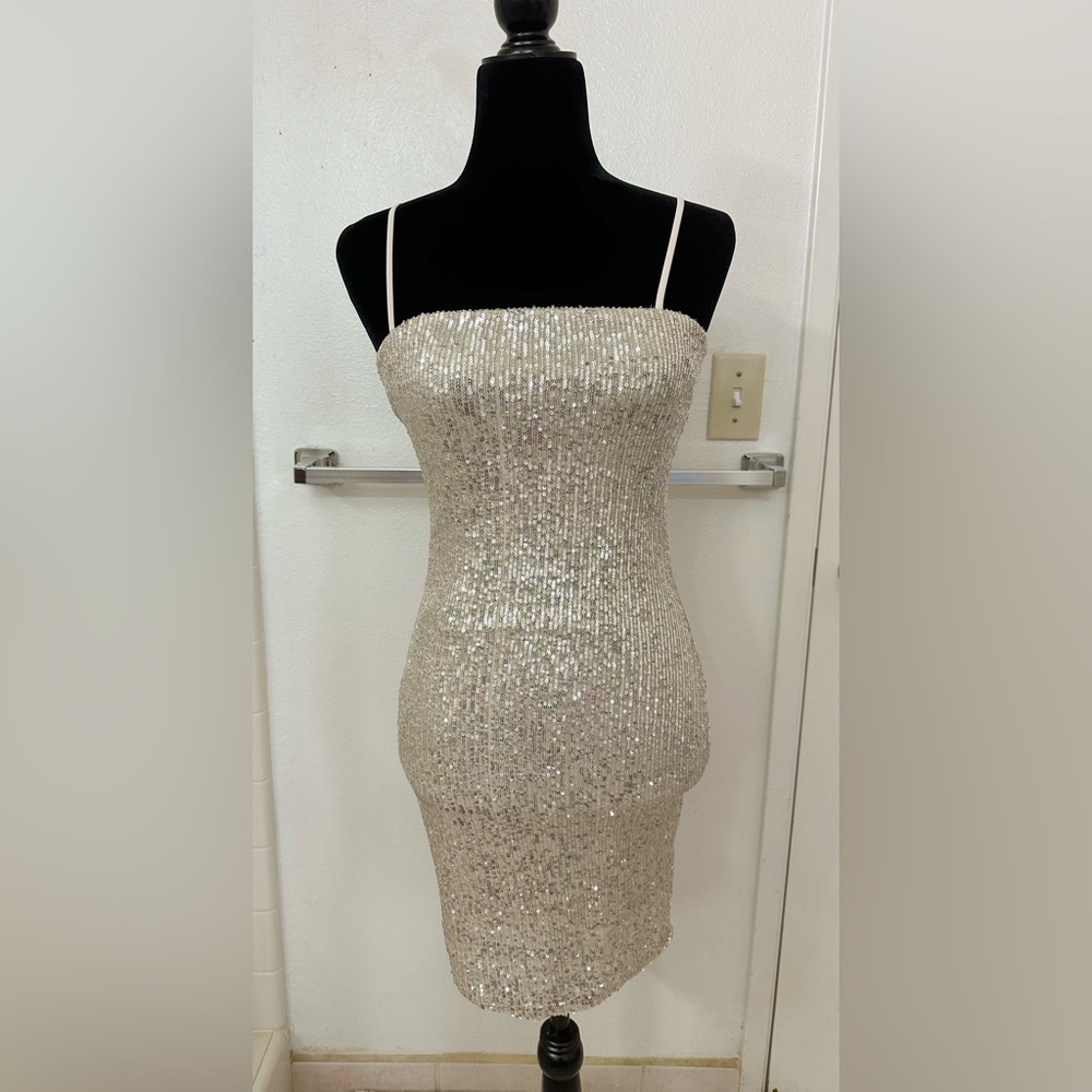 Awesome White Gold Sequence party dress!✨